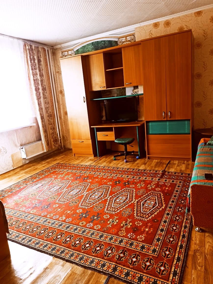 Продаётся уютная однокомнатная квартира площадью 33.9 кв.м., с кухней9 кв.м. на девятом этаже десятиэтажного панельного дома, расположенного в развитом районе города, также имеется балкон, который можно обустроить под зону отдыха или небольшой зелёный уголок.
Санузел раздельный, что добавляет удобст