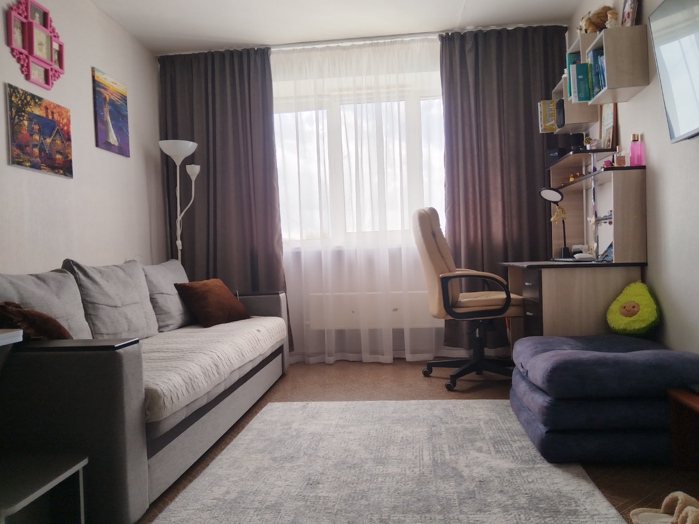 Предлагаю к продаже 1 комн квартиру для комфортной жизни. Жилье находится в отличном состоянии, полностью обжито и не требует вложений в ремонт. Вы можете заехать сразу после покупки.
Преимущества:

Надежность: Дом кирпичный, капитальный, с хорошими теплыми стенами и тихими соседями.

Локация: Разви