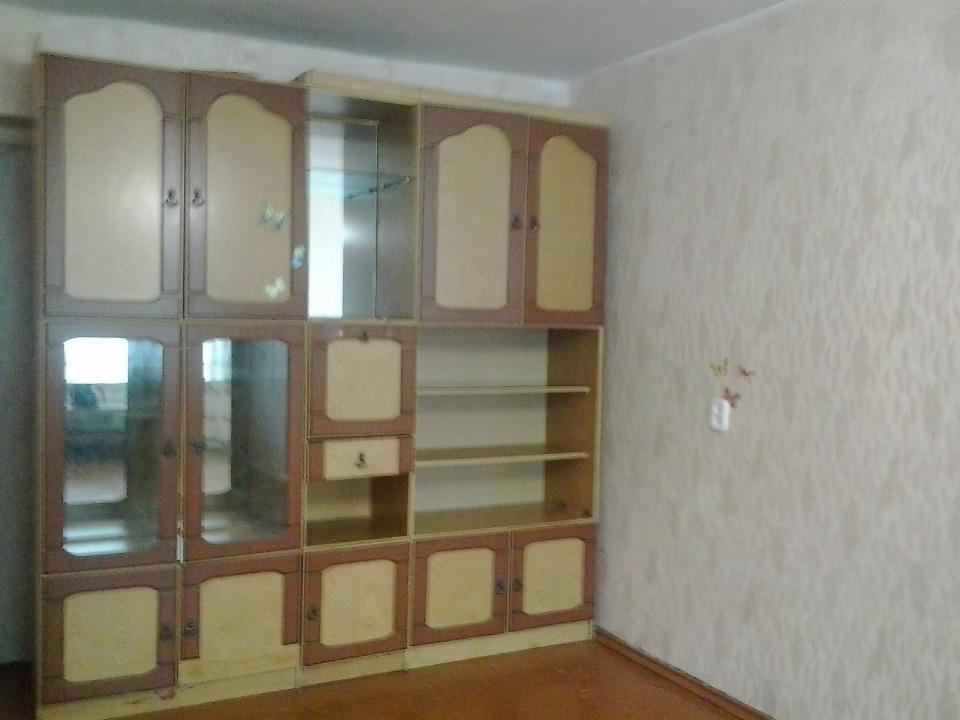 Сдаю 2 комн квартиру в кирпичном доме, в обычном состоянии,  с мебелью и техникой, на длительный срок, оплата помесячно плюс вода и электричество по приборам учета.

Сдается через агентство с комиссионным вознаграждением.
