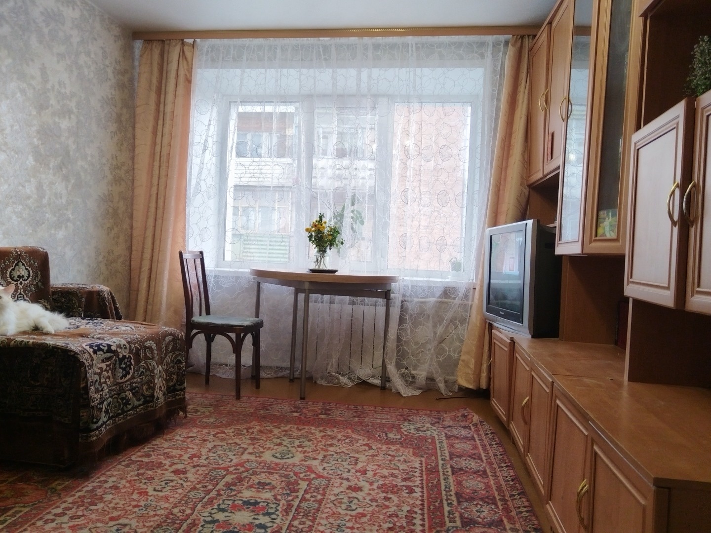 Готовое решение для вашей семьи! Предлагаем тёплую и светлую трёхкомнатную квартиру в отличном состоянии. Готовность к заселению: Идеально обжитая квартира. 
Простор и комфорт: Три см-изолированные комнаты для удобства всей семьи. Кирпичный дом с толстыми стенами, который отлично сохраняет тепло и о