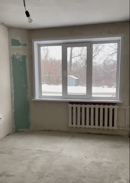 Состояние: После капитального ремонта, коммуникации подведены.

Особенности: Высокий проходной трафик, возможно сделать отдельный вход.

Назначение: Магазин, салон, кафе, офис, шоу-рум, аптека,  и др.
Документы все в наличии.
Статус: нежилое помещение (возможен перевод в жилое)