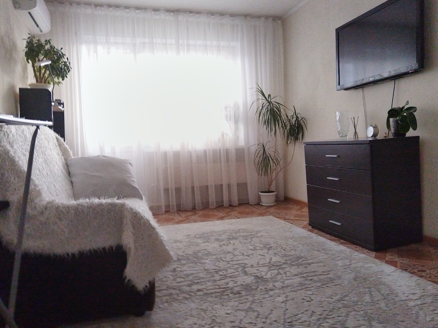 Квартира с  качественным евро ремонтом, который добавляет ей современный вид и делает проживание ещё более приятным. Наличие остекленного балкона позволяет наслаждаться видами на улицу, не выходя из дома.

Для маленьких жителей во дворе установлена детская площадка, где дети могут безопасно играть и