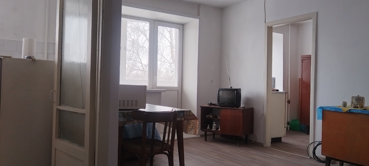 Продаётся уютная двухкомнатная квартира в кирпичном доме, сделан косметический ремонт в комнатах, выровнены стены и  потолок, на полу новый линолеум, новые батареи.

Живописный двор дома станет приятным местом для отдыха после рабочего дня, а наличие поблизости детских садов, таких как Центр развити