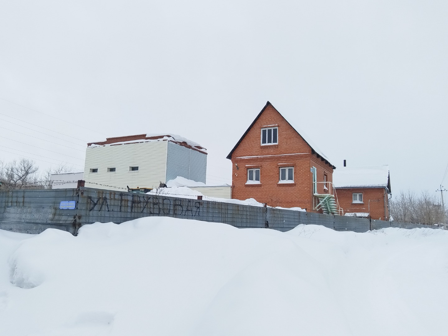 Продаётся здание с земельным участком для бизнеса! г. Кемерово, ул. Грузовая 

 Основные параметры:
Здание: Разновысотное (до 2 этажей), общая площадь — 550–1000 м².

Земельный участок: 3 338 м² в собственности, огорожен металлическим забором.

Цена: По запросу (торг уместен для серьёзных покупателе