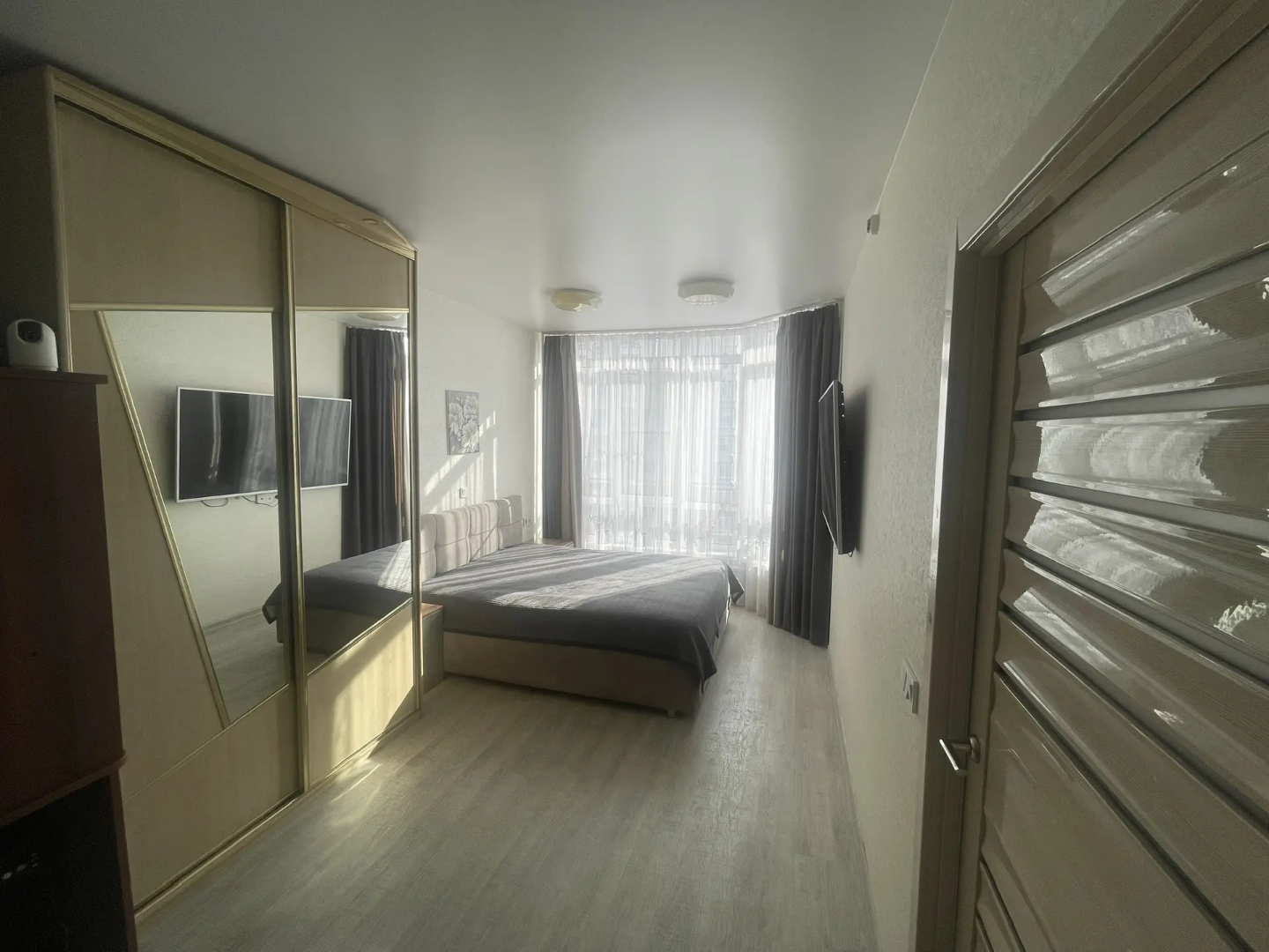 Продаётся просторная квартира евроформата в одном из самых престижных жилых комплексов города — «Цветной Бульвар».

✅ Преимущества:

Дизайнерский ремонт по индивидуальному проекту. Каждая деталь продумана до мелочей — стильно, функционально, качественно.

Евроформат — современная планировка, простор